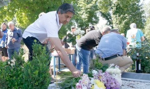 Представители на Левски и привърженици поднесоха цветя в памет на Гунди и Котков - 1