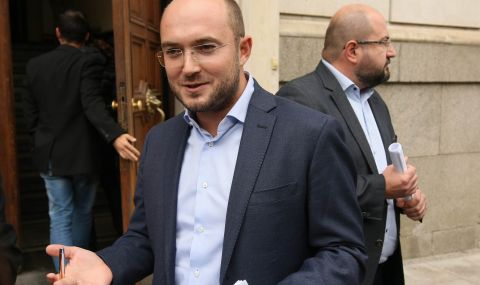 Шефът на СОС увери: Всички, които са купили по-скъпи ученически карти, може да си получат парите обратно  - 1