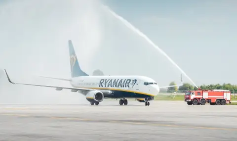 Самолет на Ryanair се запали на летището в Бриндизи, Италия - 1