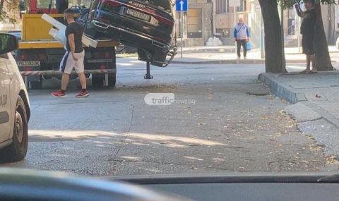 Шофьорът на изпуснатото от "паяк" Audi: Има поражения по колата  - 1