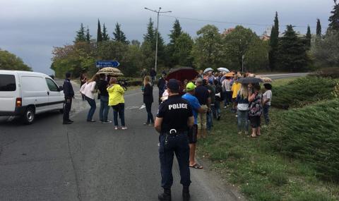Протестиращи затвориха пътя към Черноморец (СНИМКИ) - 1