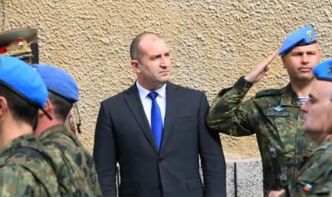 Президентът Радев и министър Запрянов на церемония във ВМА: Третият випуск военни лекари получава офицерски пагони - 1