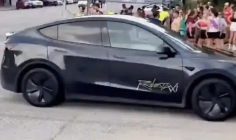 Първата Tesla без шофьор вече бе засечена по улиците (ВИДЕО) - 1
