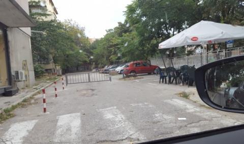 Своеволия във Варна - преградиха си паркинг, сложиха масички на инвалидно място - 1