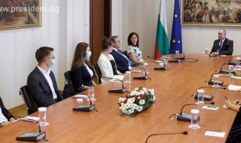 Румен Радев: Младите ни медици са демотивирани и бягат в чужбина - 1