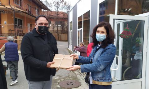 Областният лидер на ДПС направи дарение в Дома за възрастни в Кюстендил (СНИМКИ) - 1