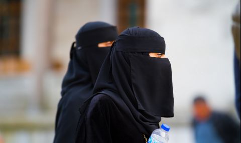Талибаните задължиха жените телевизионни водещи да покриват лицата си - 1
