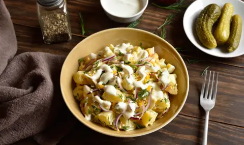 Рецепта на деня: Картофена салата с крема сирене, горчица и кисели краставички - 1