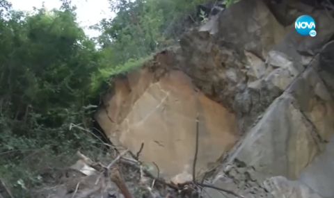 Тонове скали паднаха на пътя край Велико Търново - 1