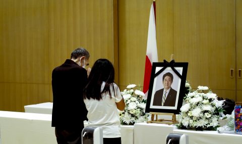 Япония ще организира държавно погребение за бившия премиер - 1