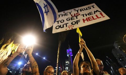 Протестиращи в Израел скандираха пред резиденцията на премиера Нетаняху ВИДЕО - 1