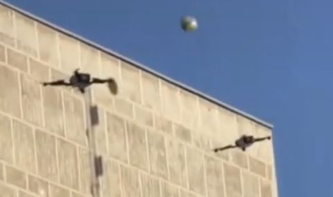 Видео показва как дронове играят волейбол - 1