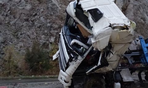 Тежка катастрофа между два камиона на пътя Ботевград – Мездра, участъкът е затворен - 1