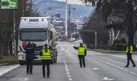 Македонската полиция блокира Скопие - 1