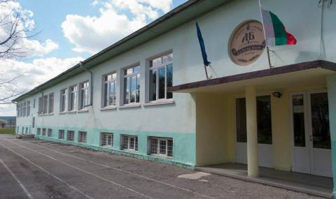 Пиян циганин запали българското знаме - 1