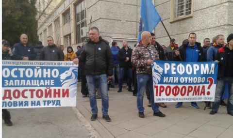 Полицаи и пожарникари излязоха на протест в Перник - 1