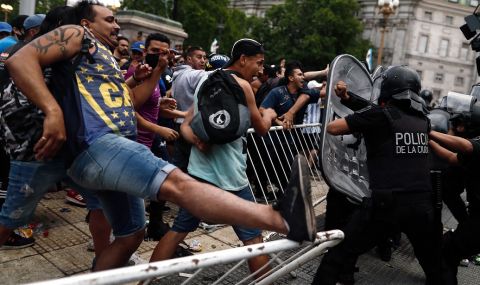 Страшно е! Бой между фенове и полиция на поклонението на Марадона - 1