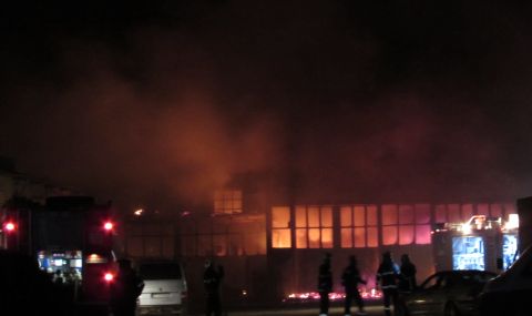 Автосервиз изгоря до основи във Варна  - 1