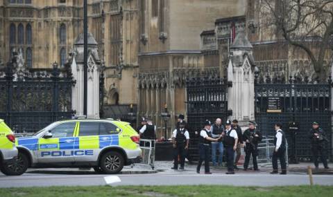 Прегазени хора, убит полицай и стрелба в Лондон - 1