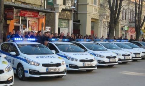 Родната полиция се фука с нови автомобили (Снимки) - 1