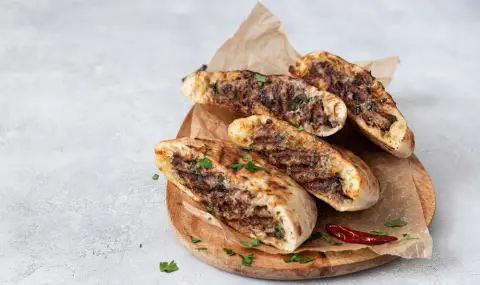 Рецепта на деня: Пълнени питки с кайма - 1