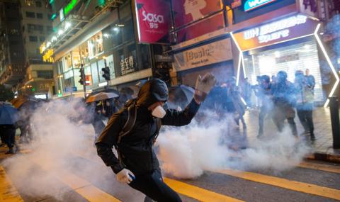 В Хонконг арестуваха стотици протестиращи - 1