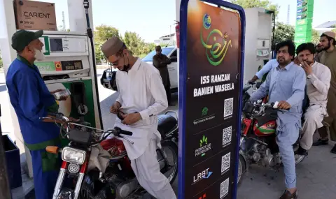 Пакистан увеличи седмичните разходи за внос на петрол до 800 милиона долара - 1