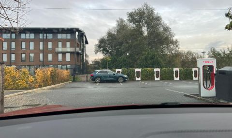 Автомобили от различни марки блокираха зарядни станции на Tesla - 1