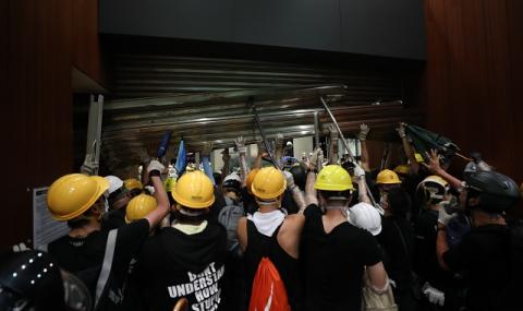 Взривоопасно! Протестиращите в Хонконг превзеха парламента НА ЖИВО - 1