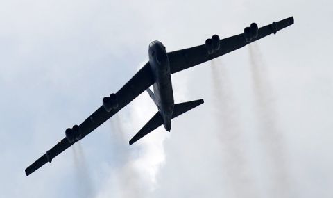 Два американски бомбардировача В-52 ще прелетят над Балканите в знак на подкрепа за съюзниците - 1
