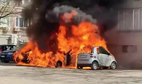 Пожар изпепели четири автомобила пред блок в Русе