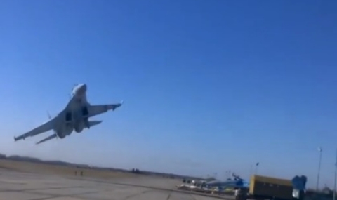 Украински Су-27 изплаши хора на летище (Видео) - 1