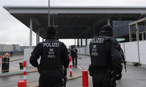 Близо 800 агресивни младежи нападнаха полицаи - 1