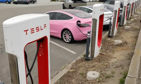 Tesla sinks despite growth in electric car sales in Europe  - 1