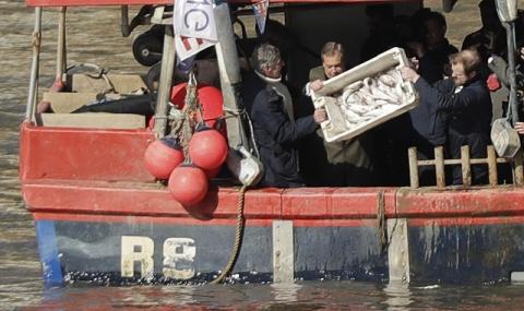 Евроскептици хвърляха риба в Темза (СНИМКИ) - 1