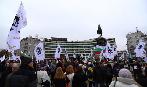 Протест на "Възраждане" се събра пред Народното събрание - 1