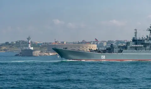 В Севастопол е преместен десантният кораб "Петър Моргунов" от Русия - 1