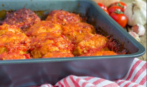Рецепта за вечеря: Пилешки кюфтенца с пармезан и доматен сос - 1