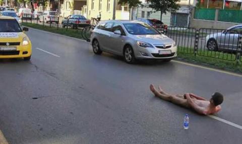 Гол мъж легна пред колите на бул. ”Васил Левски” в София (18+) - 1