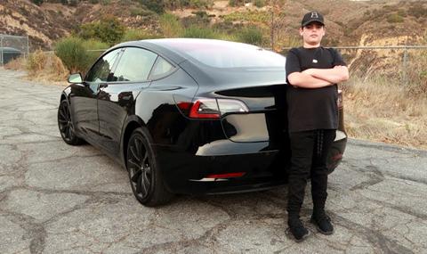 14-годишен пубер си купи Tesla Model 3 - 1