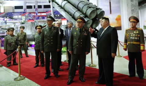 Пхенян се похвали с ядрени ракети и нови бойни дронове на нощен парад - 1