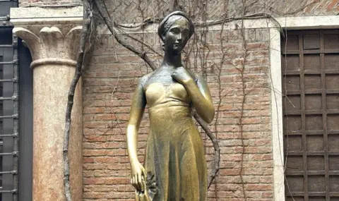 Туристи направиха дупка в бюста на статуята на Жулиета във Верона (СНИМКА) - 1