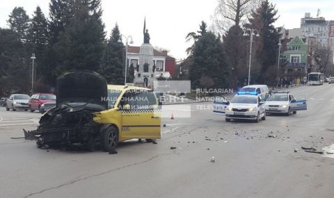 В центъра на Велико Търново: Кола излетя от пътя и спря на тротоар  - 1