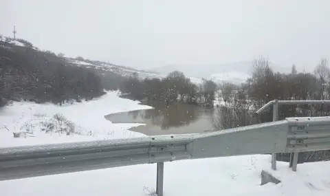 Затворени пътища, закъсали тирове и ограничено движение 