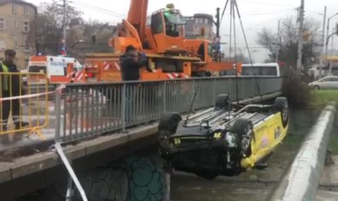 Такси падна в канала на Владайска река в София - 1