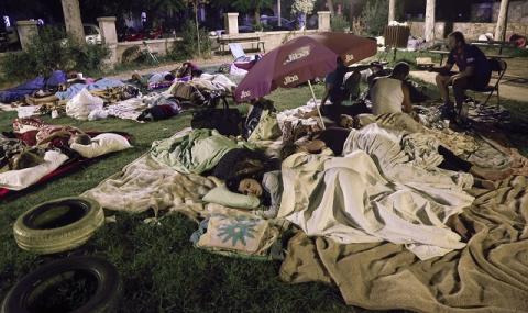 Стотици спаха навън заради земетресения - 1