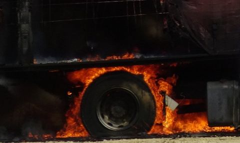 Катастрофа на АМ "Хемус", камион влезе в насрещното и се подпали - 1