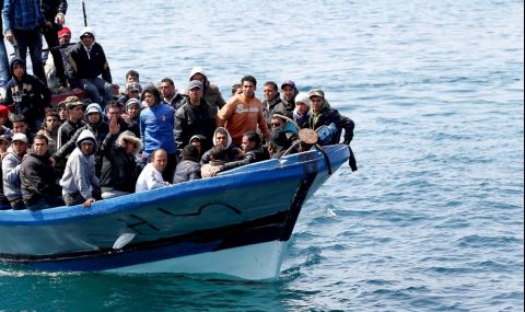 Спасиха 75 мигранти край Пелопонес - 1