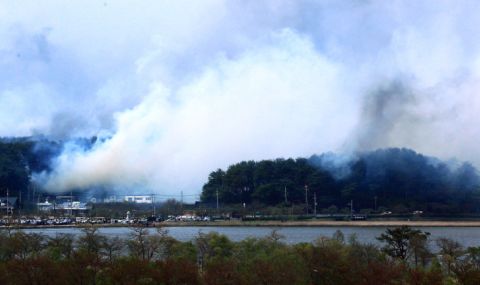 Пожар пламна в крайбрежен град в Южна Корея - 1