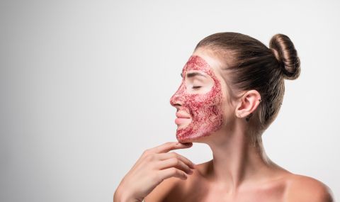 Нова опасна мода: Жени си правят маски за лице с менструална кръв - 1
